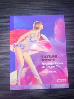 Taylor Swift Photo Book - The Stories Behind the Greatest Hits